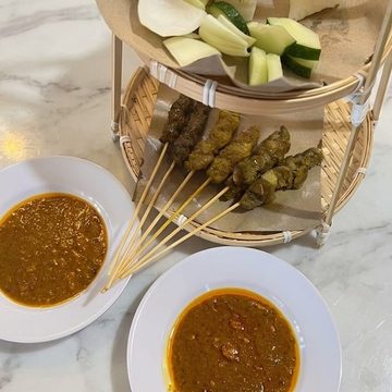 Madli's satay skewers with peanut gravy
