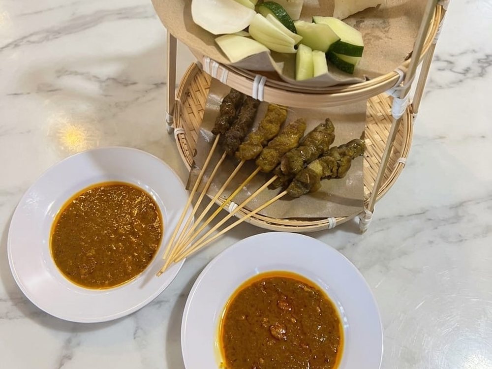 Madli's satay skewers with peanut gravy